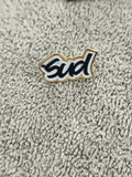 Pin's vintage "Sud" lettrage bleu contour doré badge rétro (Ref 2)