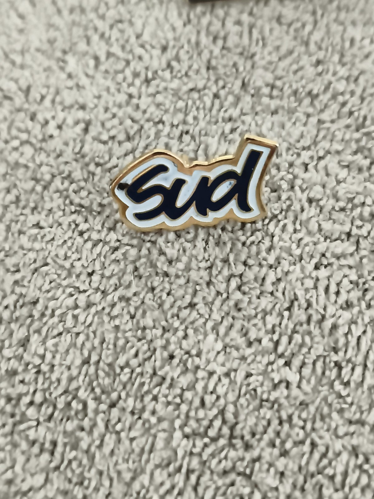 Pin's vintage "Sud" lettrage bleu contour doré badge rétro (Ref 2)