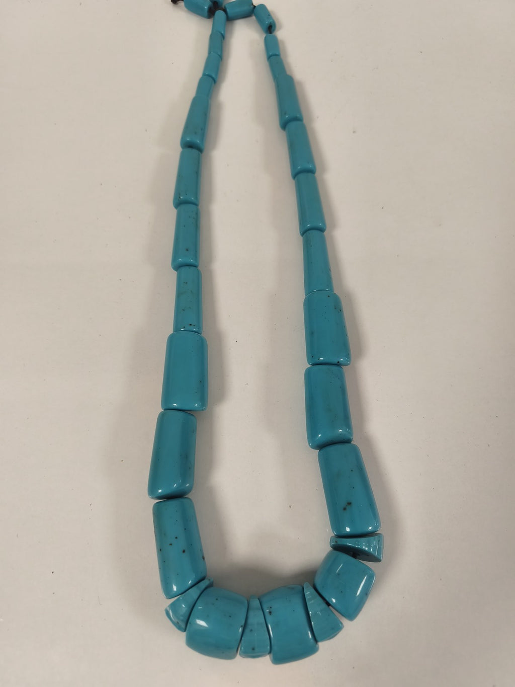 Ancien gros collier en pâte de turquoise, perles géométriques sur cordon