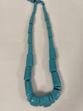 Ancien gros collier en pâte de turquoise, perles géométriques sur cordon