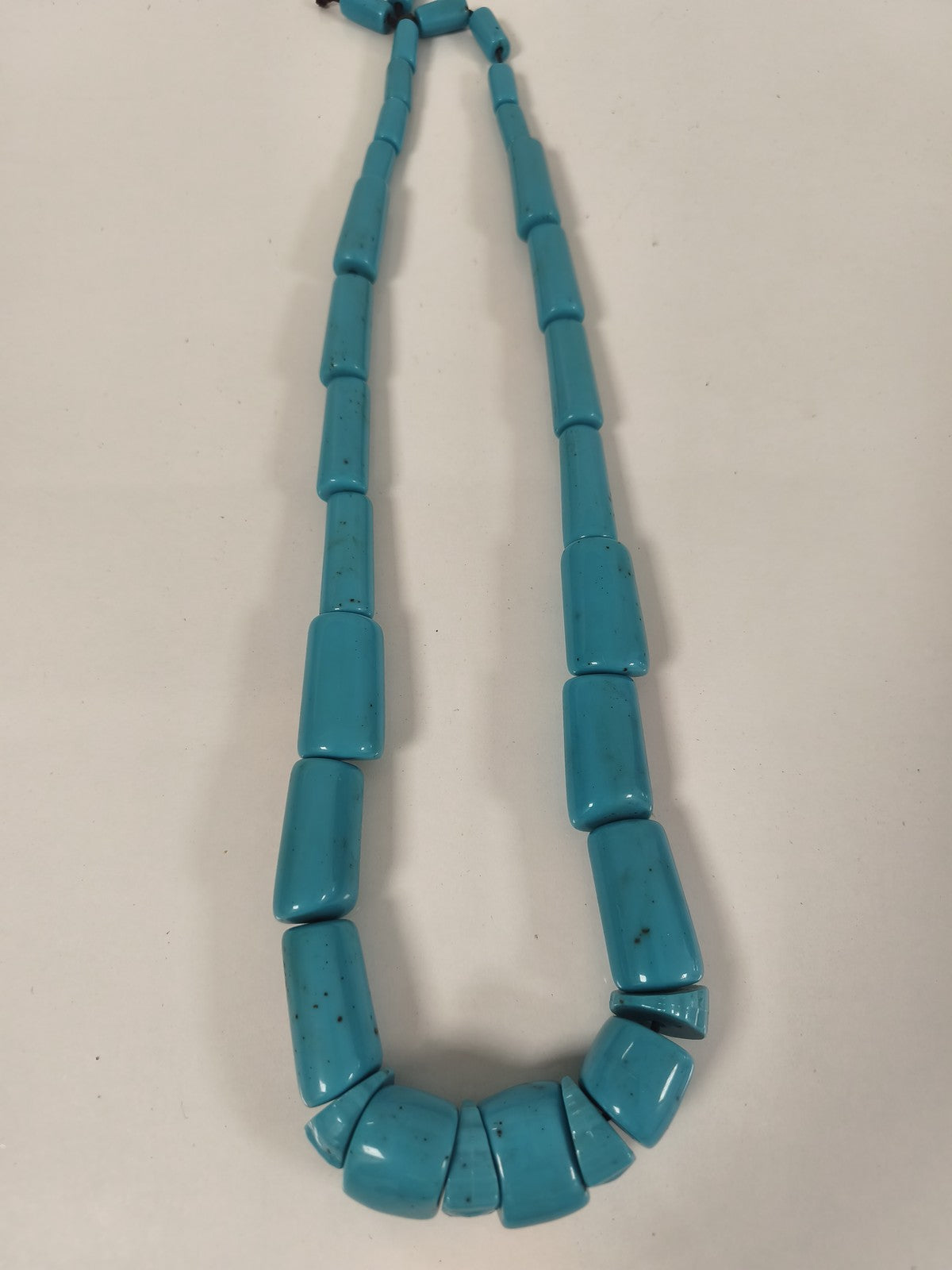 Ancien gros collier en pâte de turquoise, perles géométriques sur cordon