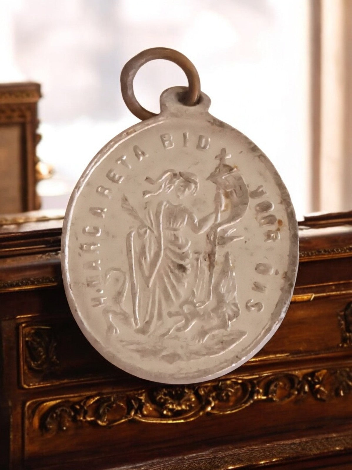 Pendentif religieux catholique ancien métal argenté, Sainte Marguerite, médaille
