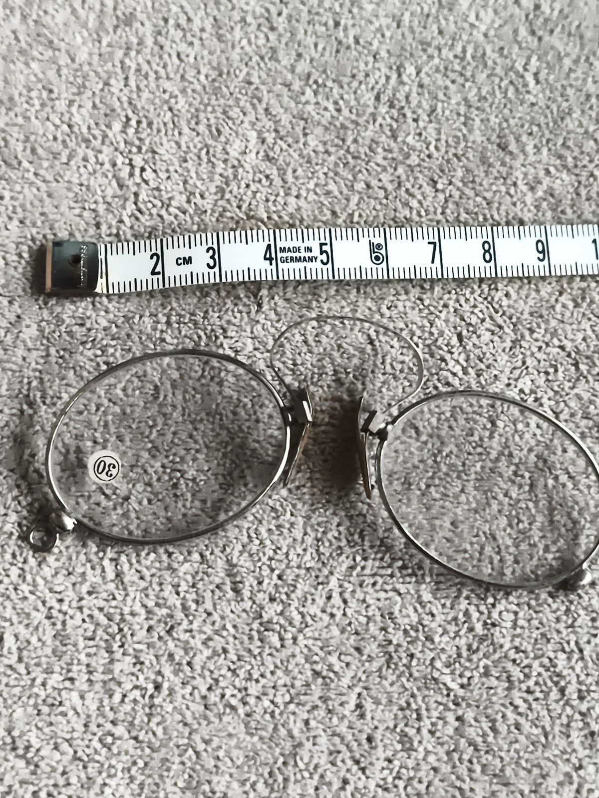 Pince-nez ancien lunettes rondes vintage monture métal aspect argenté