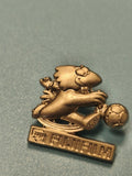 Pin's vintage Fujifilm mascotte football doré, collection publicitaire ancien
