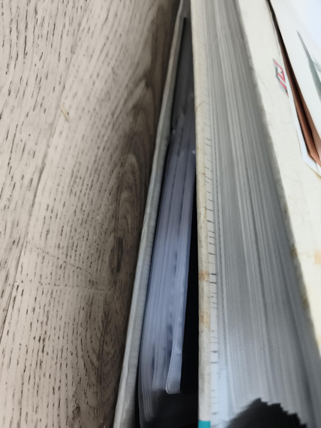 Lot de classeurs philatélie Memoris et boîtes de rangement papiers