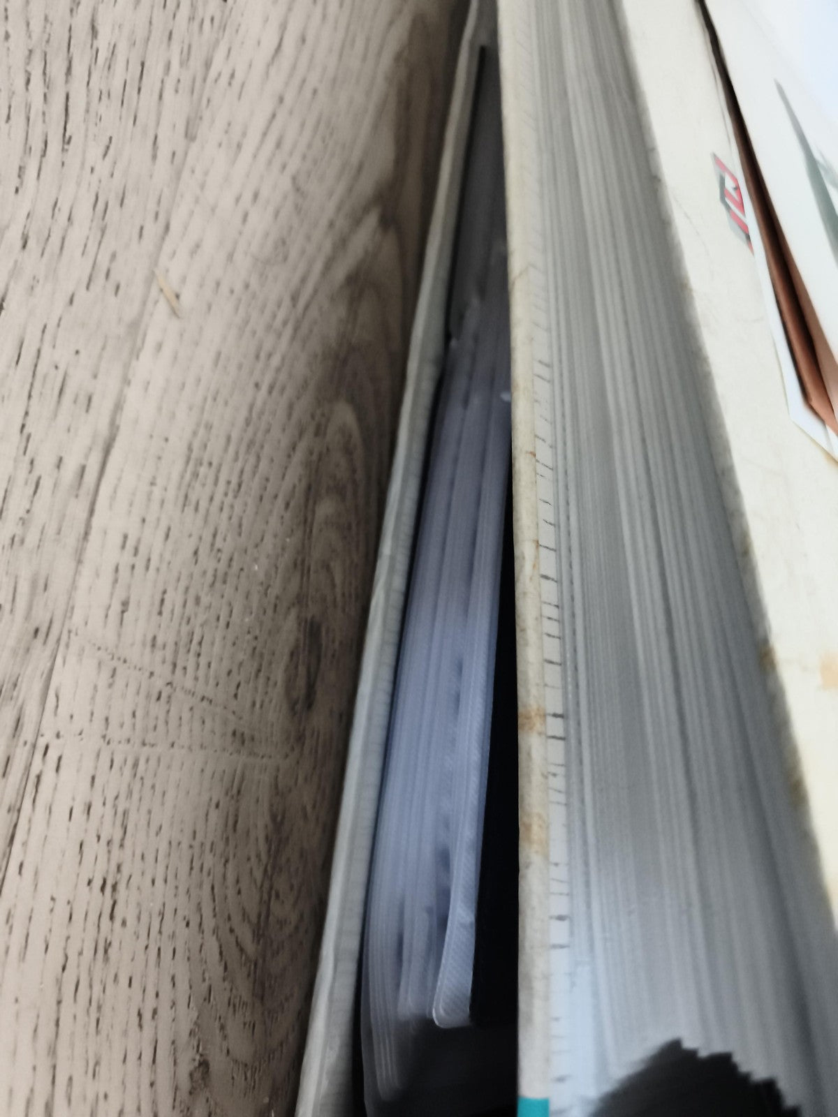 Lot de classeurs philatélie Memoris et boîtes de rangement papiers