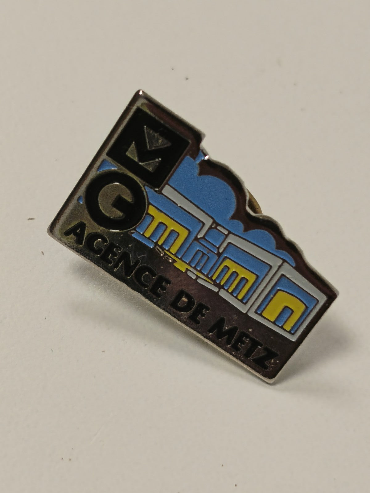 Pin's ancien rétro Agence de Metz ? badge vintage collection France années 80