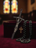 Croix catholique ancienne vintage, finition sombre, objet religieux déco rétro