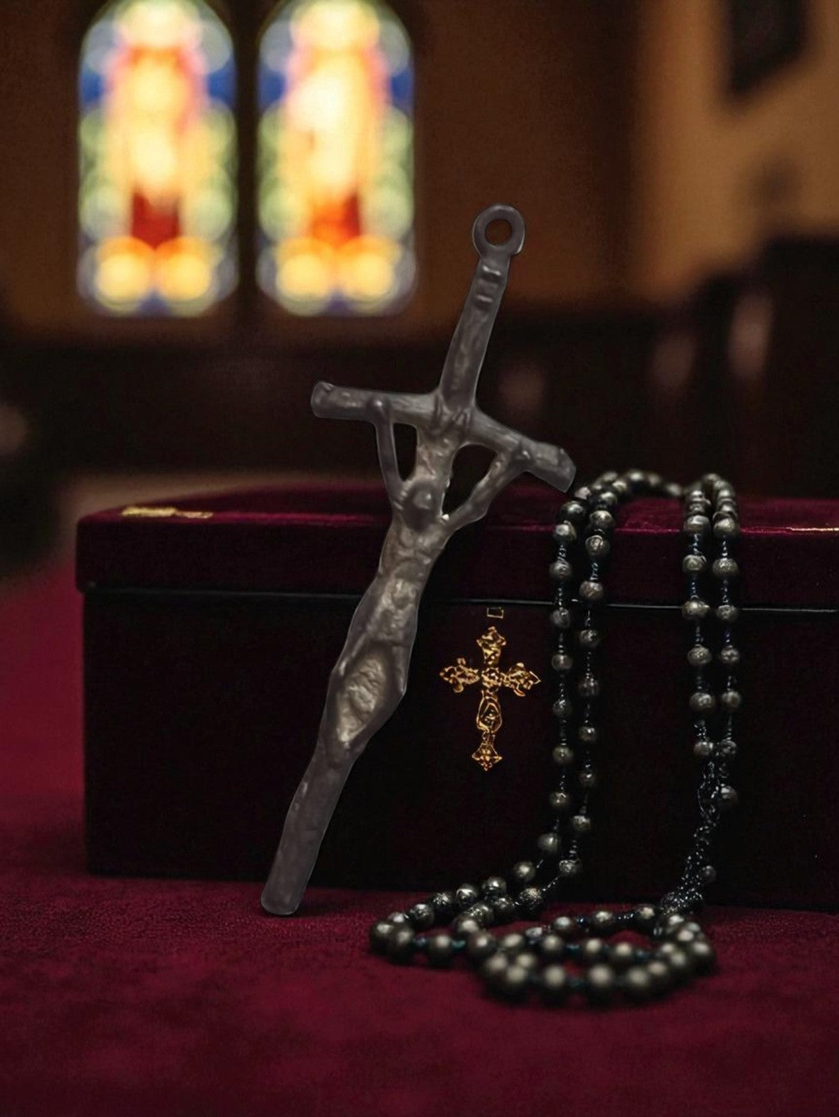 Croix catholique ancienne vintage, finition sombre, objet religieux déco rétro
