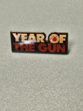Pin's vintage Year of the Gun noir rouge blanc collection cinéma (Ref 15)