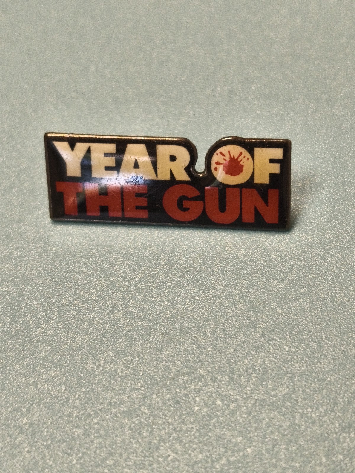 Pin's vintage Year of the Gun noir rouge blanc collection cinéma (Ref 15)