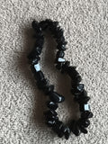 Bracelet chips noir pierre naturelle, élastique, perles irrégulières fantaisie