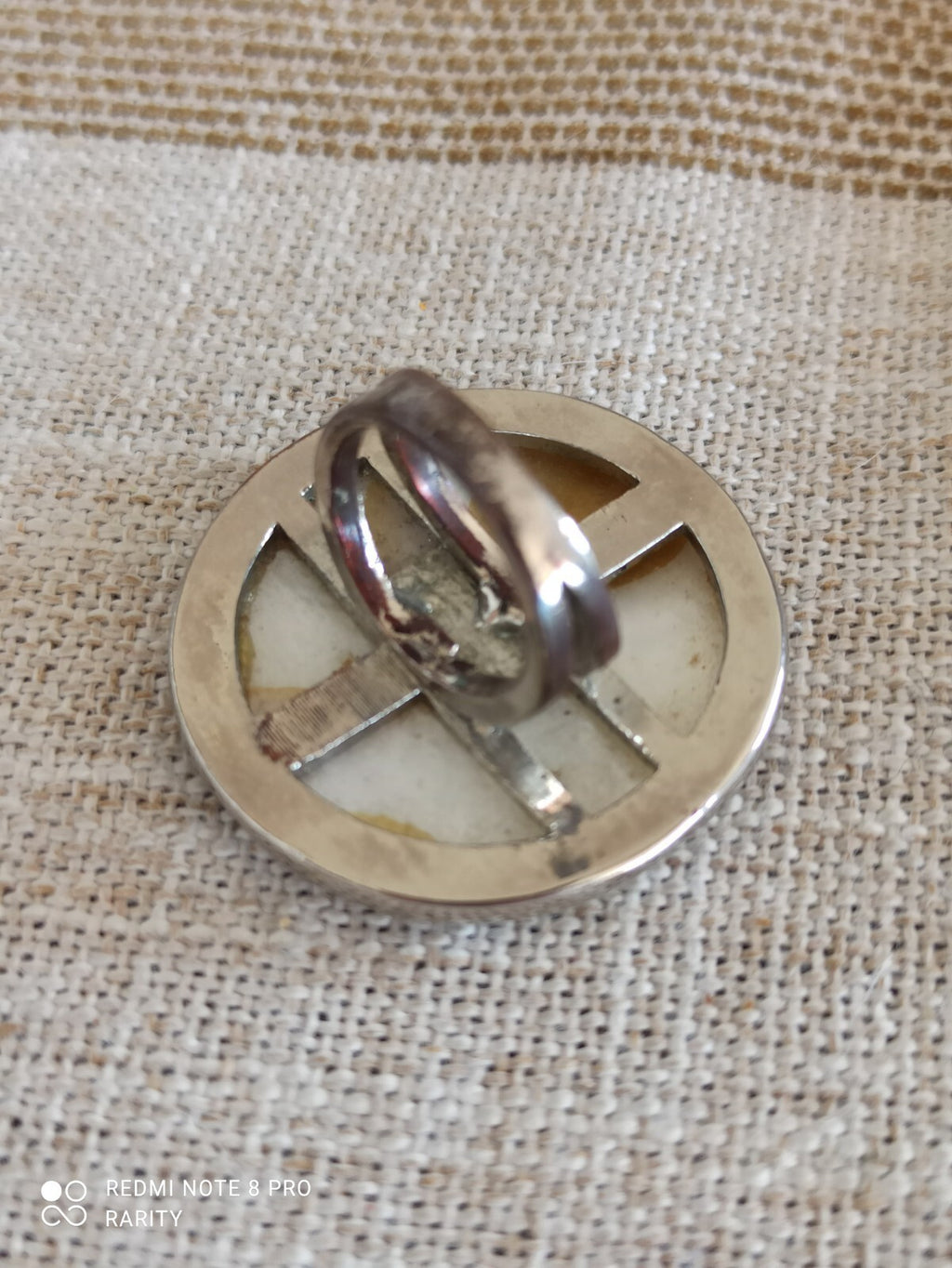 Bague vintage ronde en nacre blanche, monture métal, taille 49, rétro unique