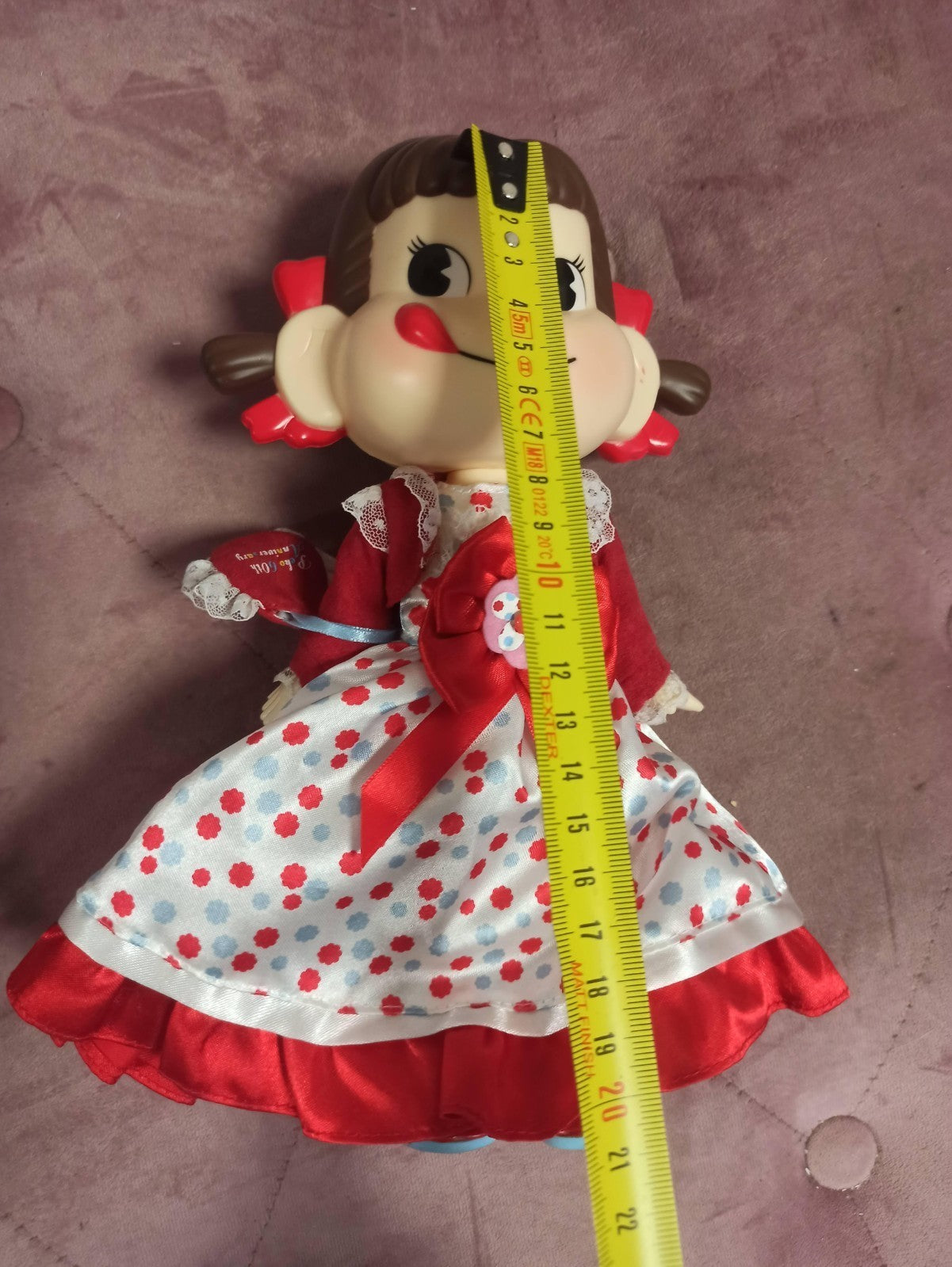 Poupée Peko-Chan vintage vêtue robe rouge, figurine soft vinyl japonaise