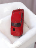Véhicule miniature ancien rouge, voiture rétro vintage jouet de collection