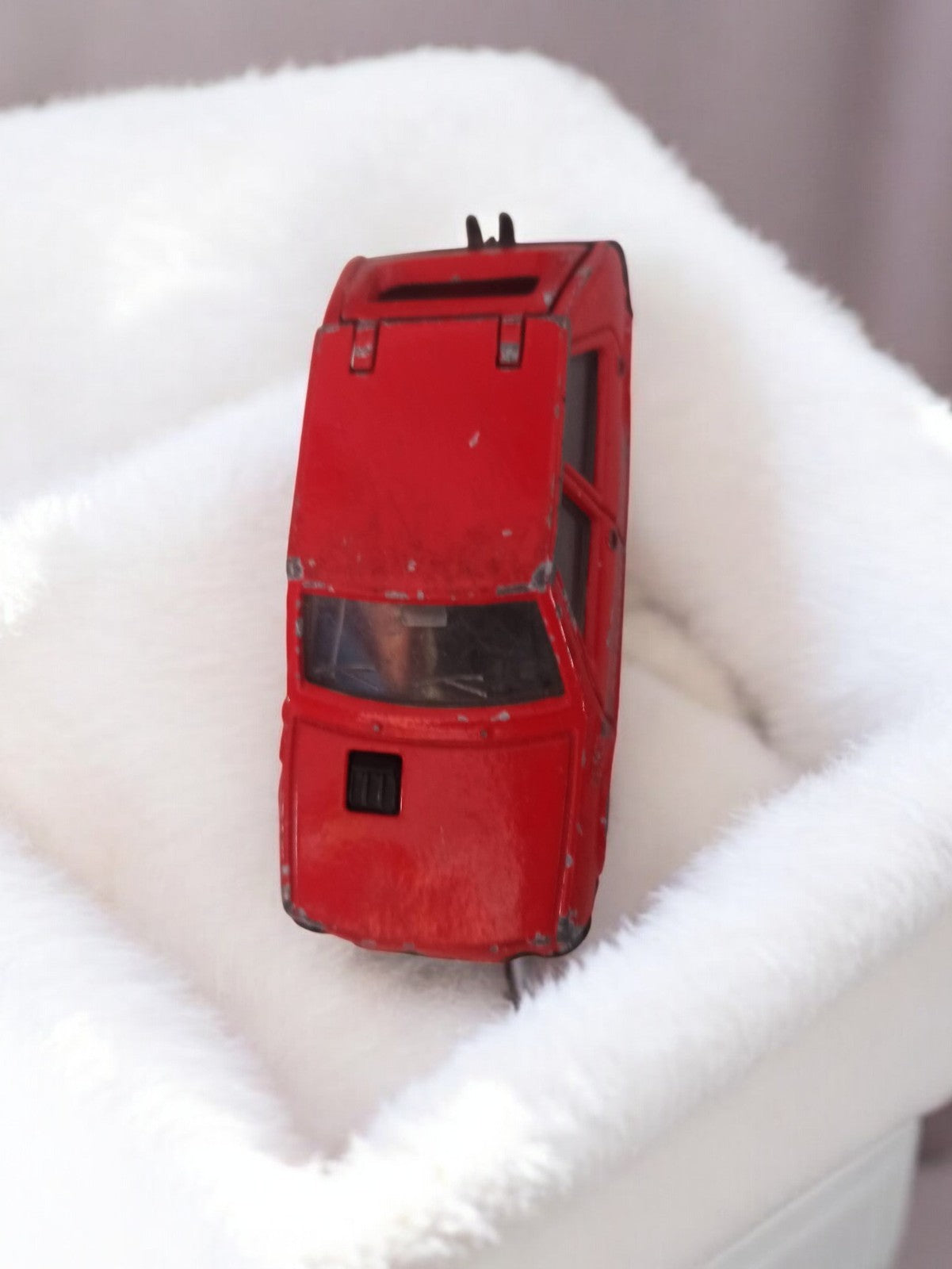 Véhicule miniature ancien rouge, voiture rétro vintage jouet de collection