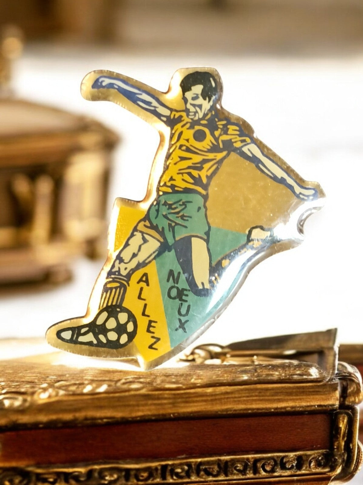 Pin's vintage football Allez Noeux joueur émaillé jaune vert années 80