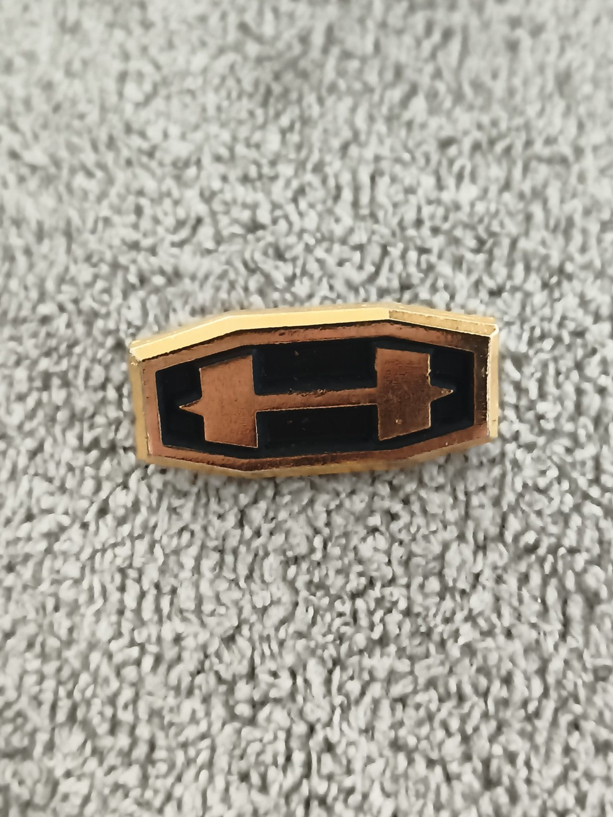 Pin's vintage émaillé noir doré forme géométrique années 80 badge (Ref 4)