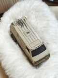 Véhicule miniature ancien blanc, voiture rétro vintage usée, old toy car