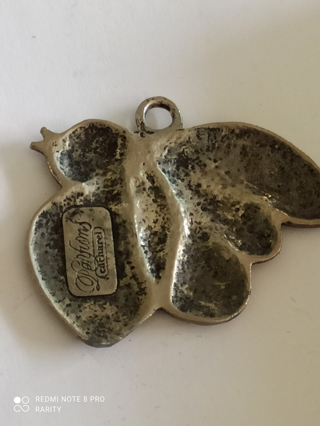 Pendentif oiseau vintage Cacharel, finition métal argenté, bijou classique