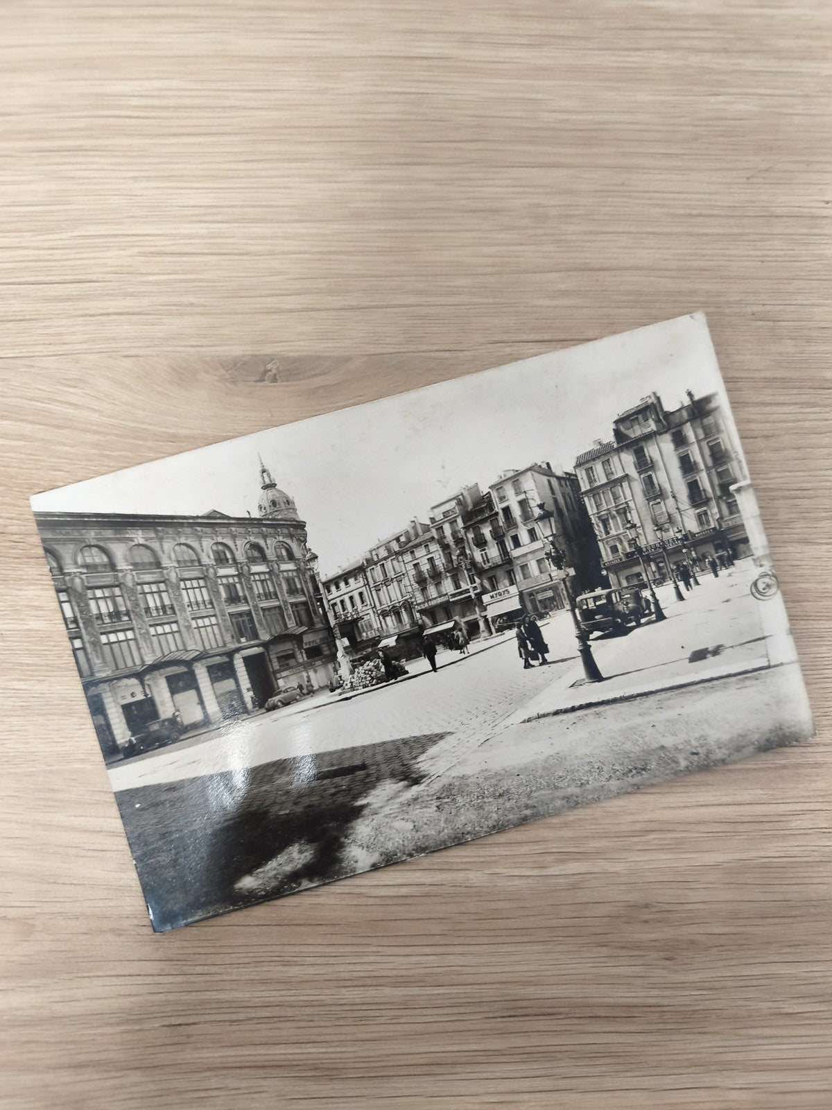Ancienne carte postale CPA ville Europe scène urbaine rétro noir et blanc