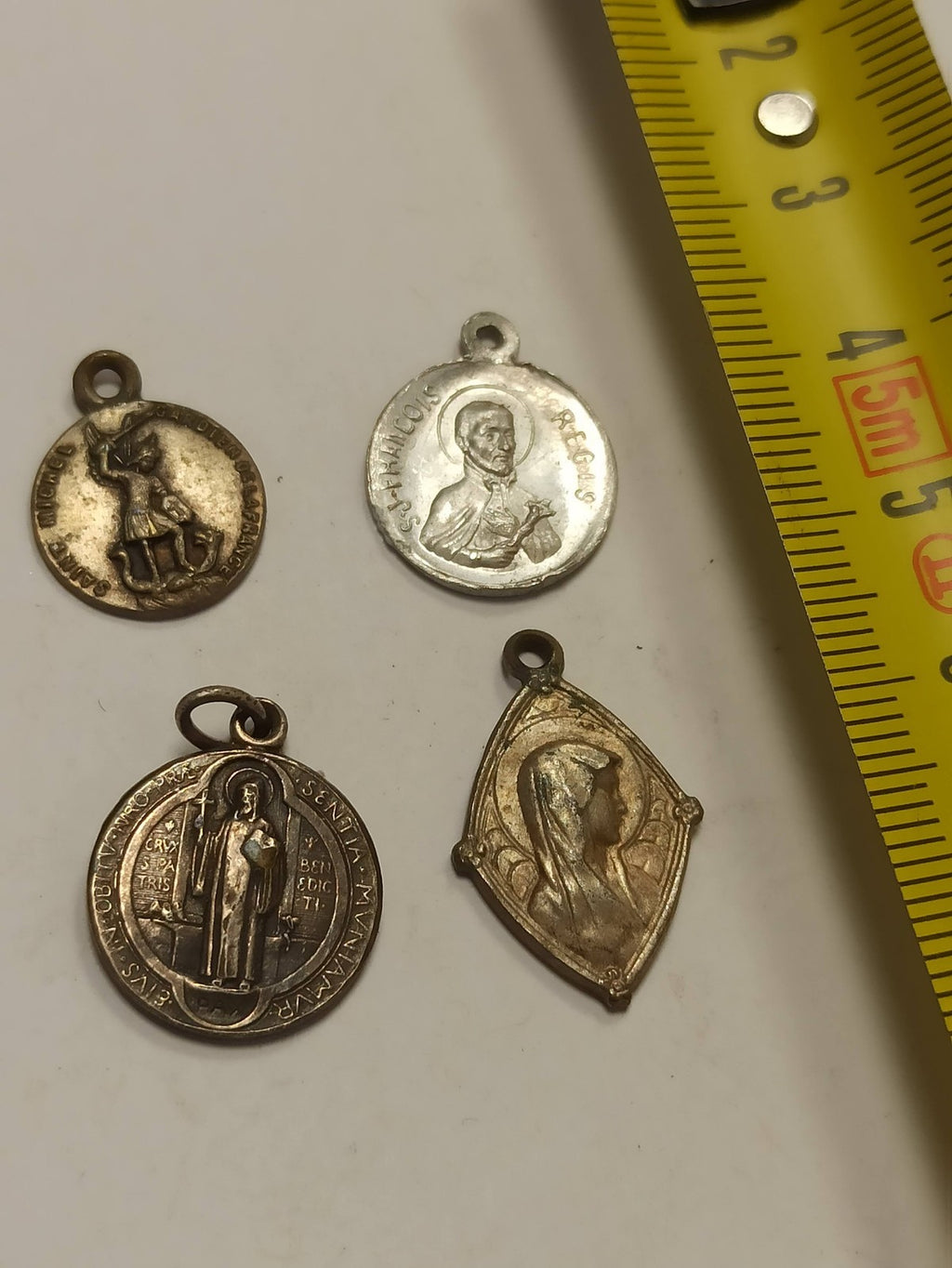 Lot 4 médailles pendentifs religieux anciens vintage catholiques dorés
