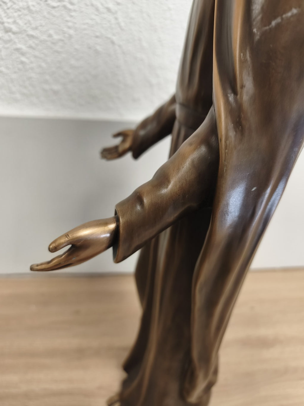 Importante statue du Christ Jésus en bronze creux, patine brune, mains ouvertes