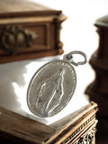 Médaille Vierge Miraculeuse vintage métal, pendentif religieux catholique ancien