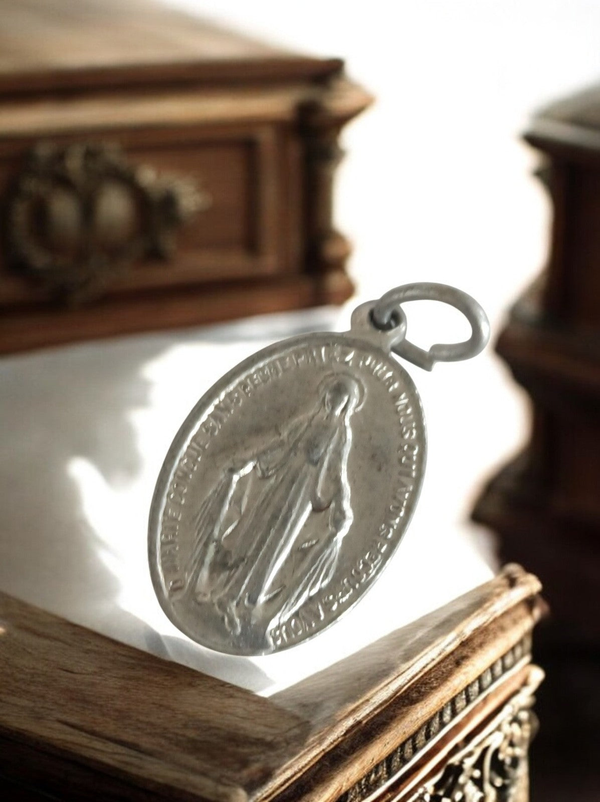 Médaille Vierge Miraculeuse vintage métal, pendentif religieux catholique ancien