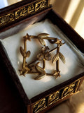 Broche vintage dorée motif étoile et feuillage – bijou rétro élégant