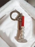 Porte-clés ancien bougeoir rétro, pierre blanche et bougie rouge vintage