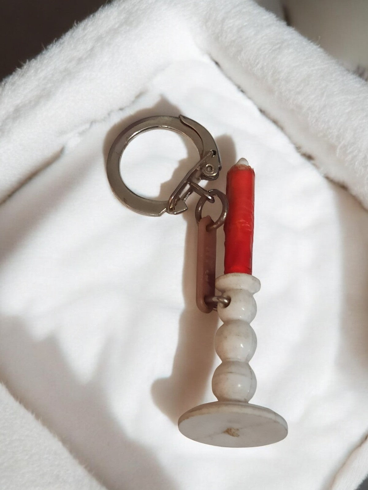Porte-clés ancien bougeoir rétro, pierre blanche et bougie rouge vintage