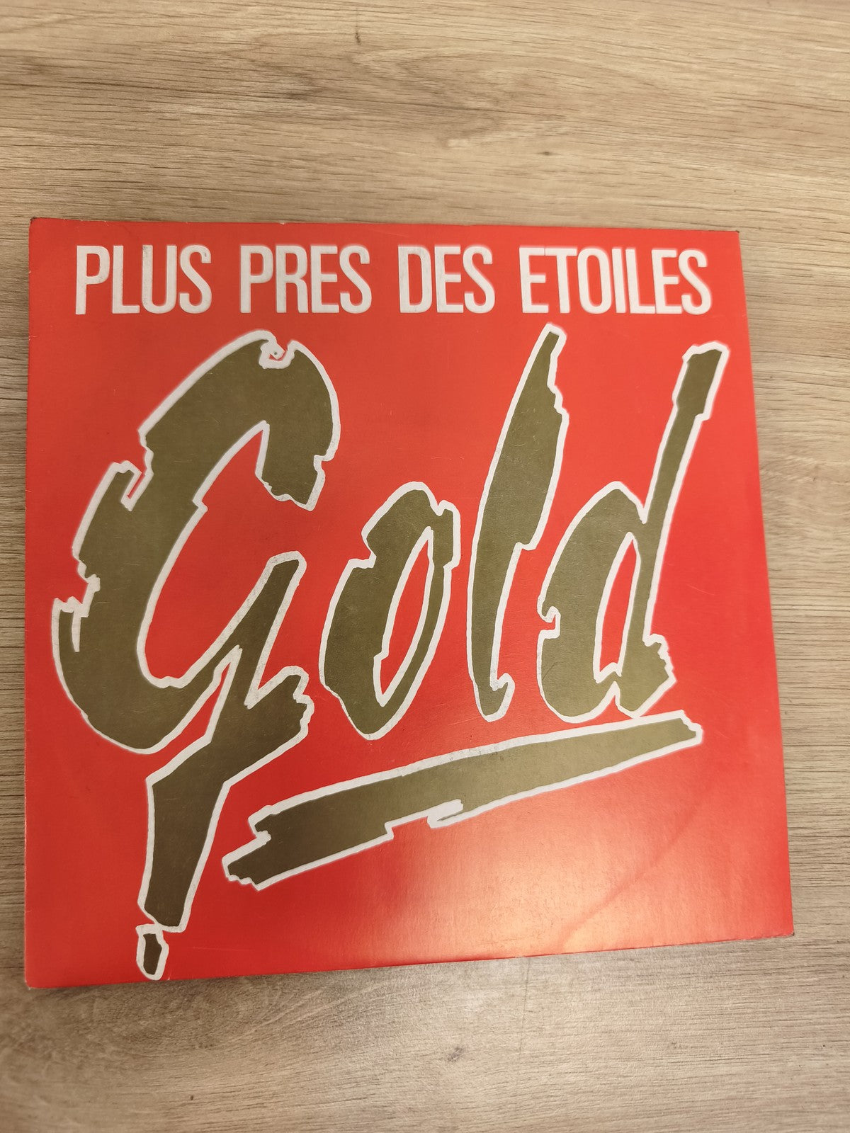 Vinyle 45 tours Gold Plus près des étoiles pochette rouge et or, disque single