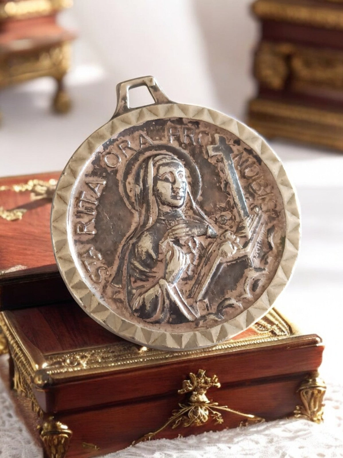 Pendentif religieux Sainte Rita vintage, médaillon catholique relief, finition d