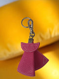 Porte-clés vintage cuir patiné rose forme manteau, couture blanche