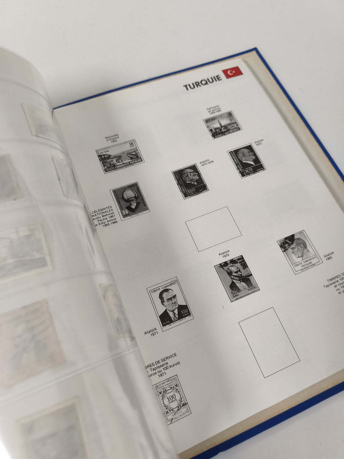 Classeur de timbres partiellement rempli, pages thématiques Japon, reliure bleue