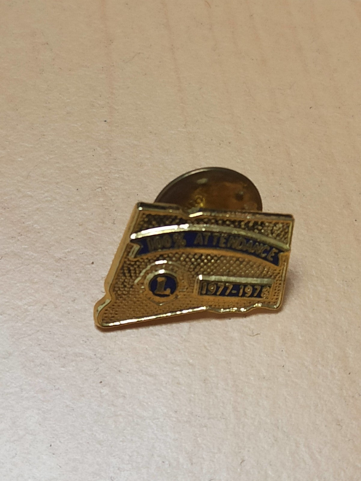 Pin's Lions Club International 1977-1978 vintage badge ancien doré