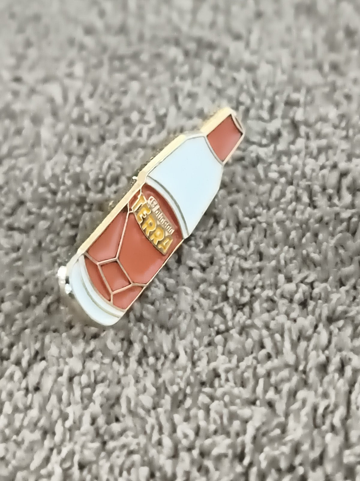 Pin's bouteille Terry vintage émaillé, badge publicitaire boisson, années 80-90