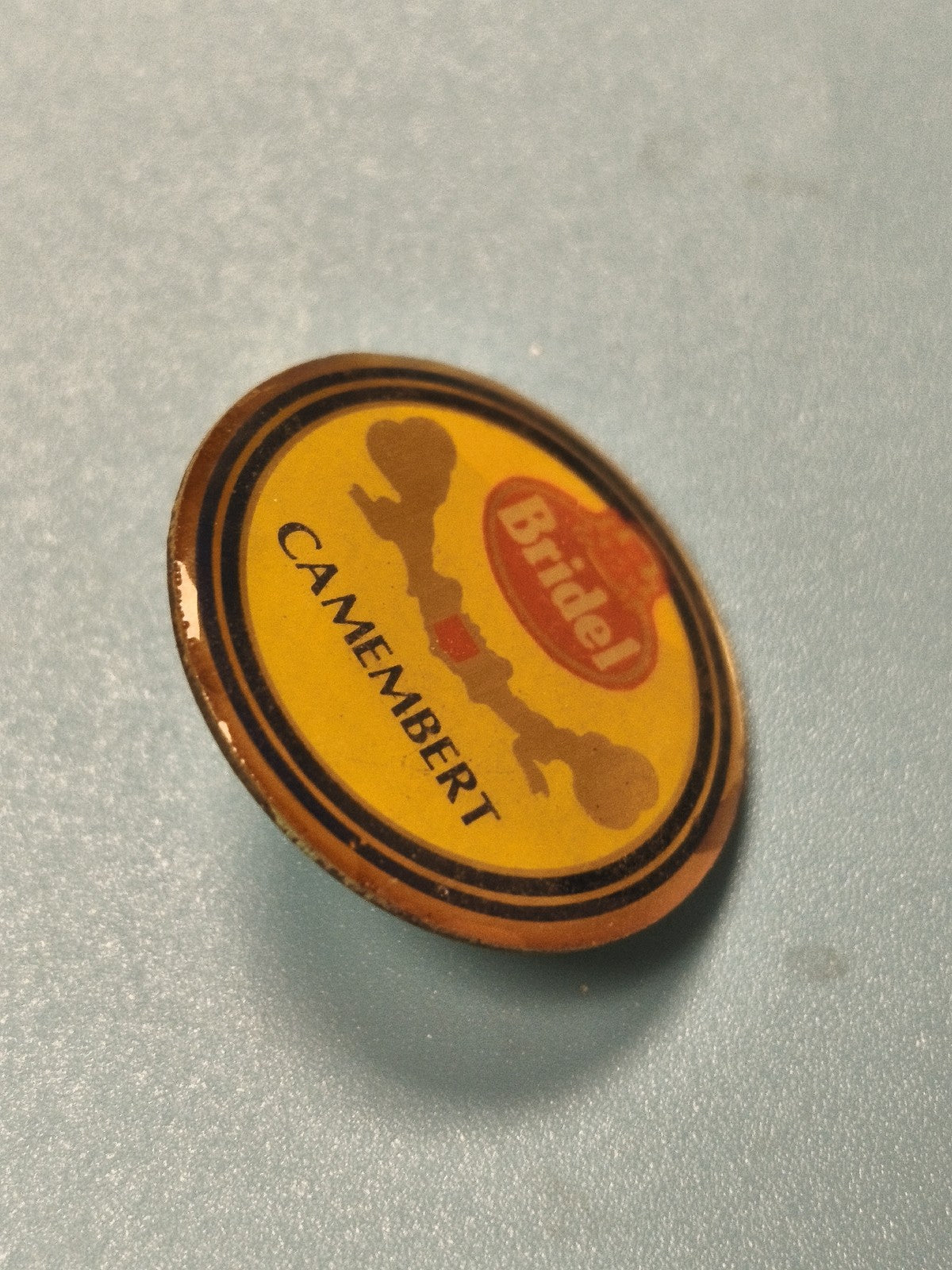 Pin's vintage Bridel Camembert rond jaune publicitaire ancien collection