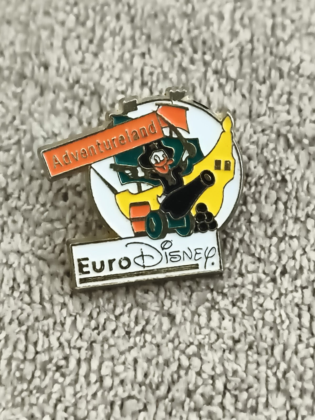 Pin's EuroDisney Adventureland vintage, logo pirate, émaillé, Disney Paris