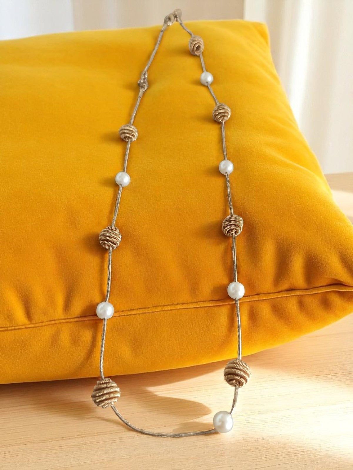 Collier vintage fantaisie perles blanches et boules torsadées rétro
