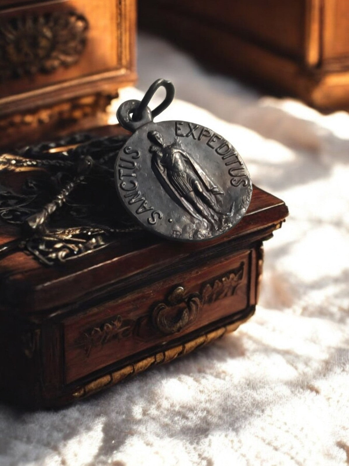 Médaille religieuse ancienne Saint Expédit métal vintage pendentif