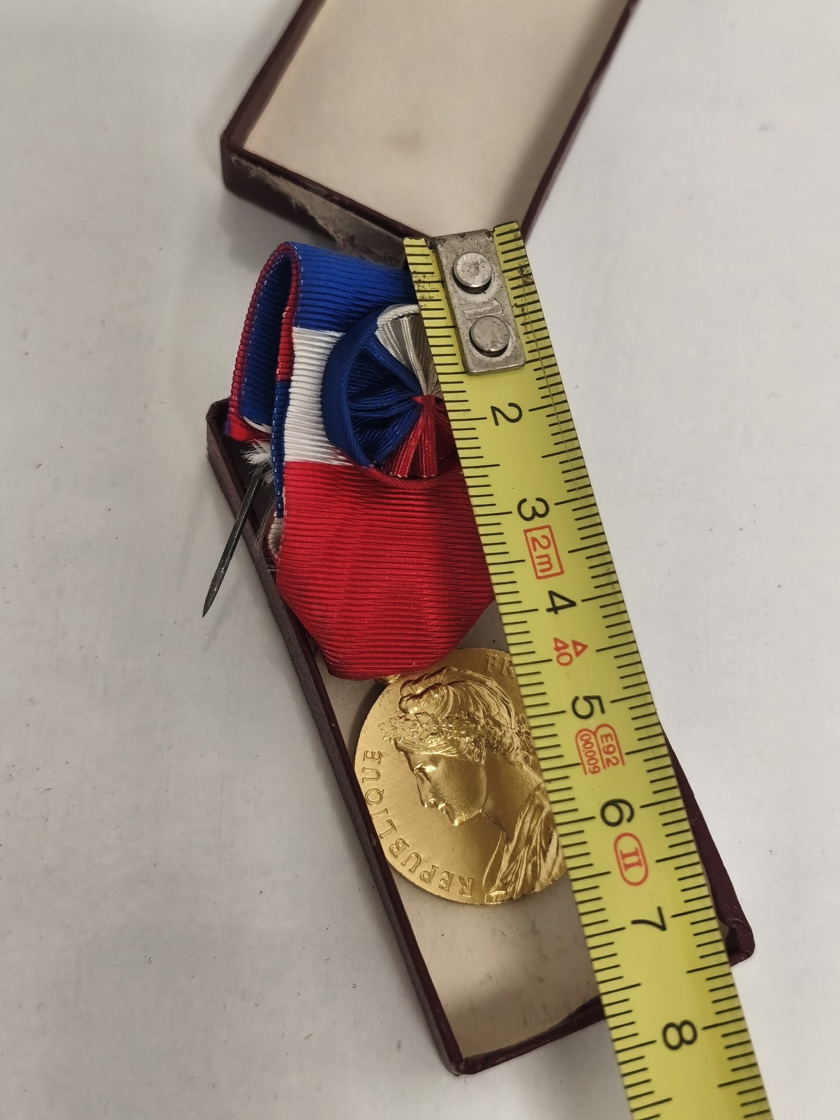 Médaille du travail ancienne 1955 dorée ruban bleu rouge boîte déco France