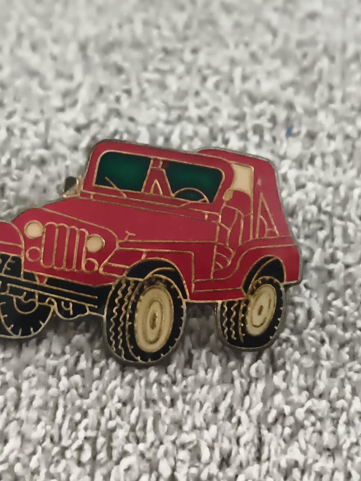 Pin's vintage 4x4 Jeep rouge émaillé ancien voiture tout-terrain (Ref 7)