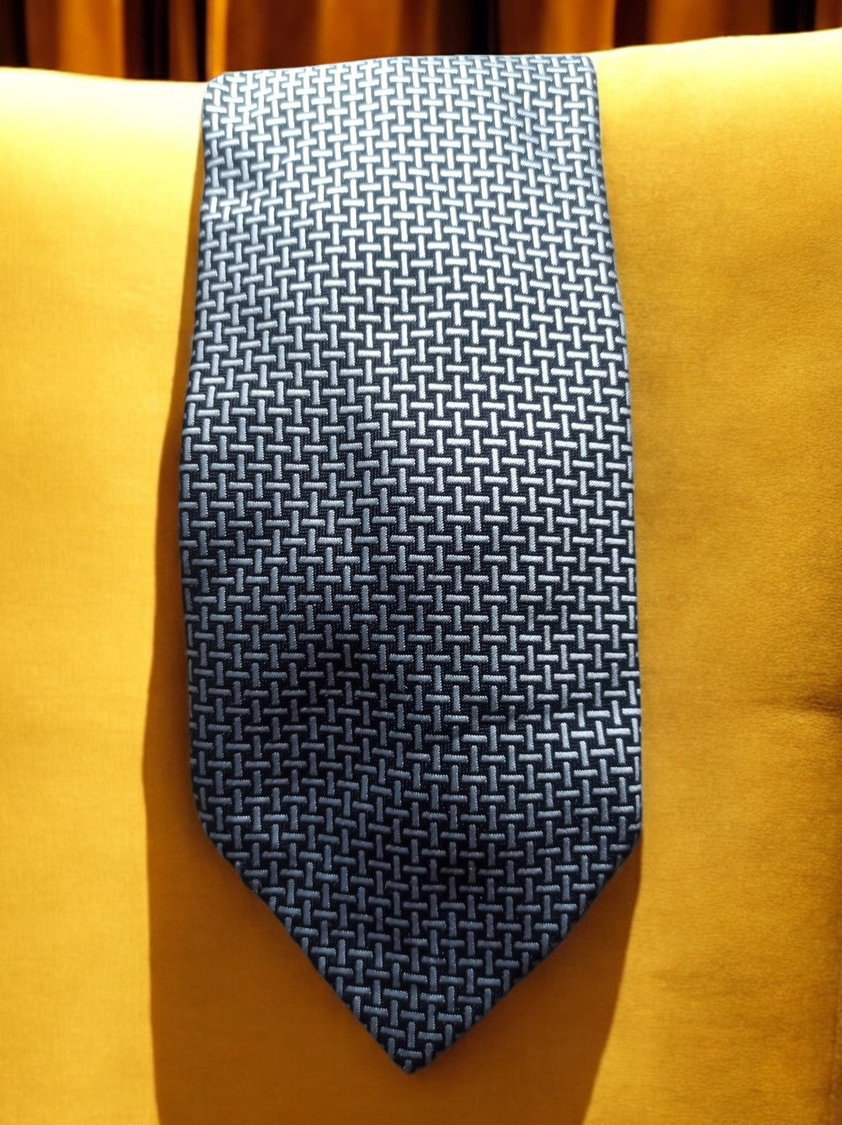 Cravate vintage homme Soie motif géométrique tressé noir gris chic rétro
