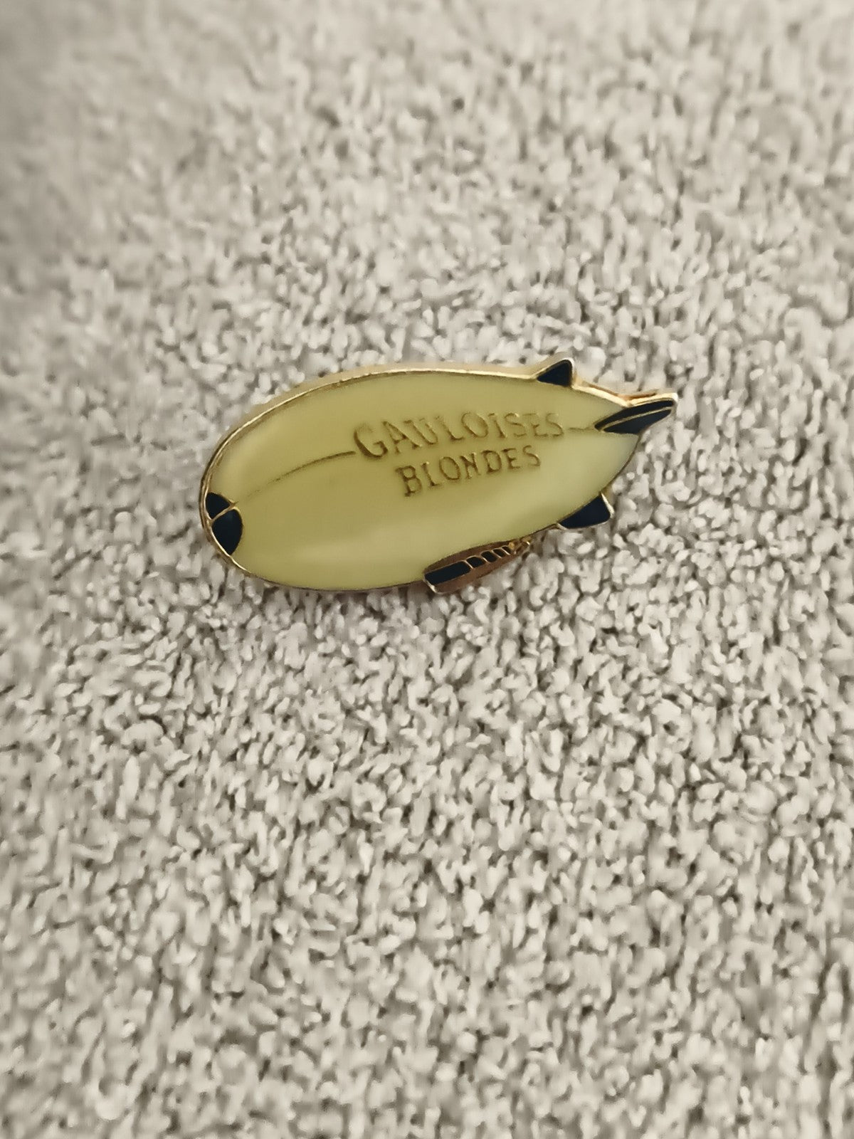 Pin's vintage dirigeable Gauloises Blondes, badge émaillé publicitaire, années 9