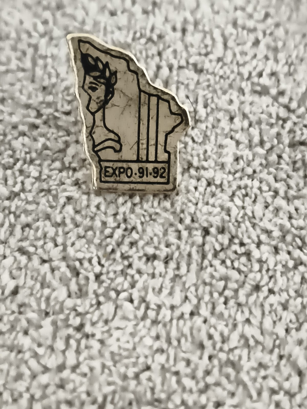 Pin's vintage EXPO 91-92 motif antique, badge ancien, forme fragment (Ref 5)