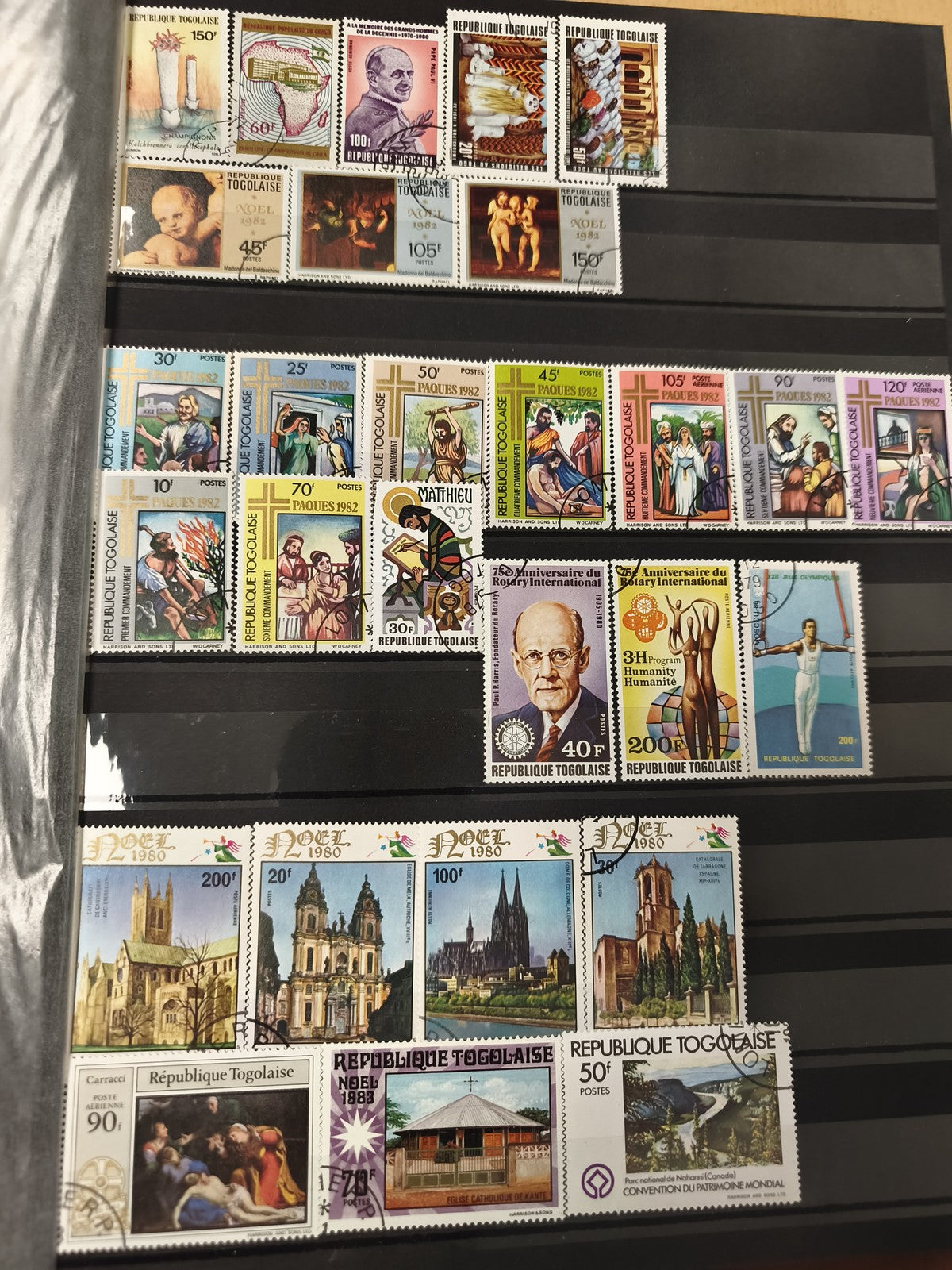 Lot de timbres République Togolaise thèmes Noël, monuments, personnages, oblitér