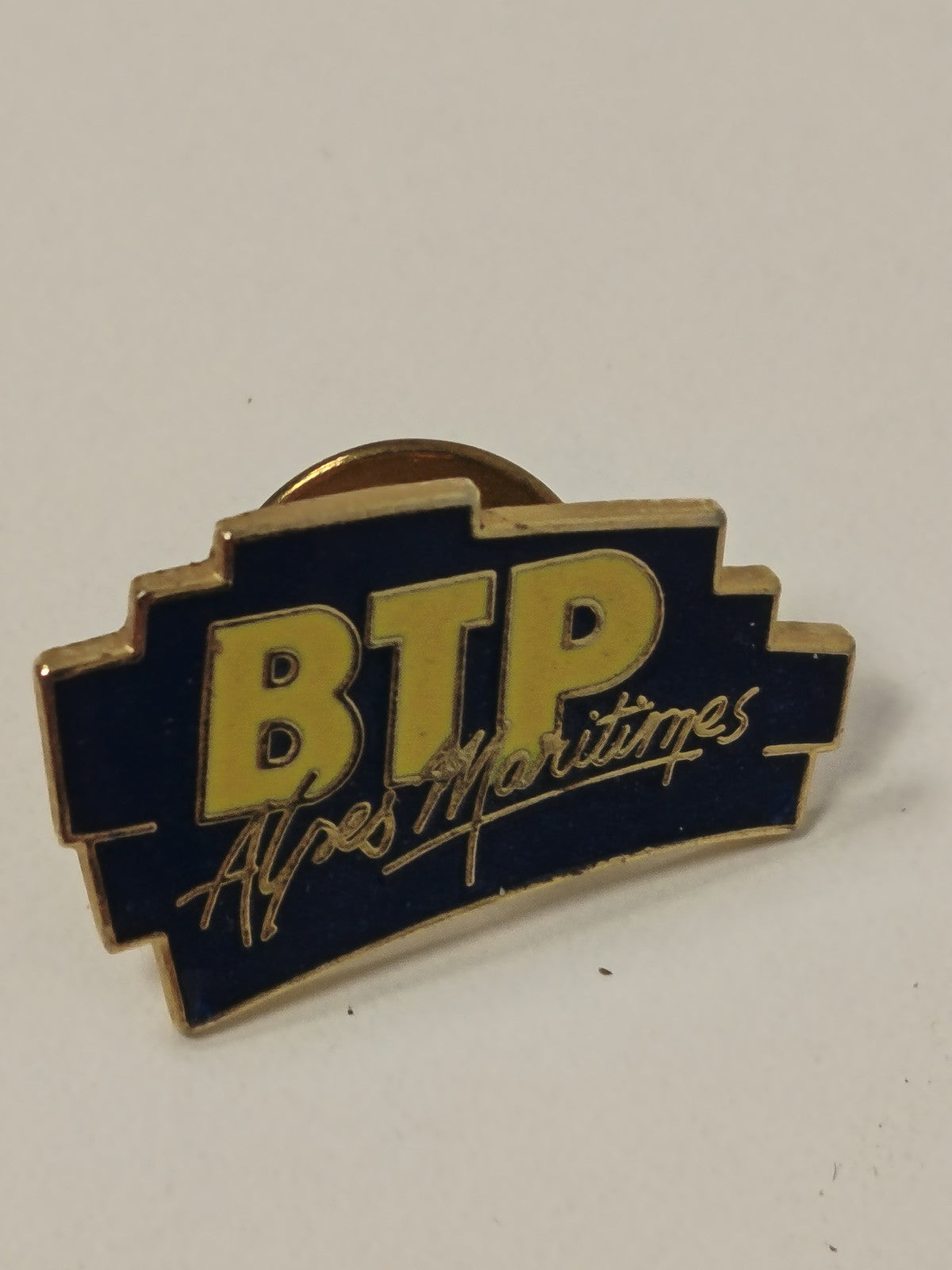 Pin's ancien BTP rétro, badge vintage collection métiers du bâtiment rare