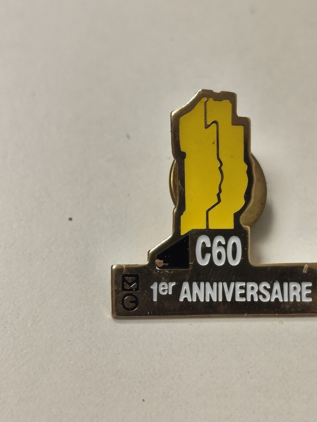 Pin's rétro ancien C60 pour collectionneur, badge vintage original années 80 90